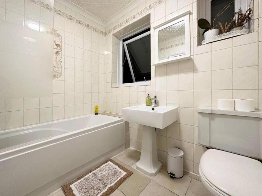 Charming 3-Bedroom Family Home Лондон Екстериор снимка