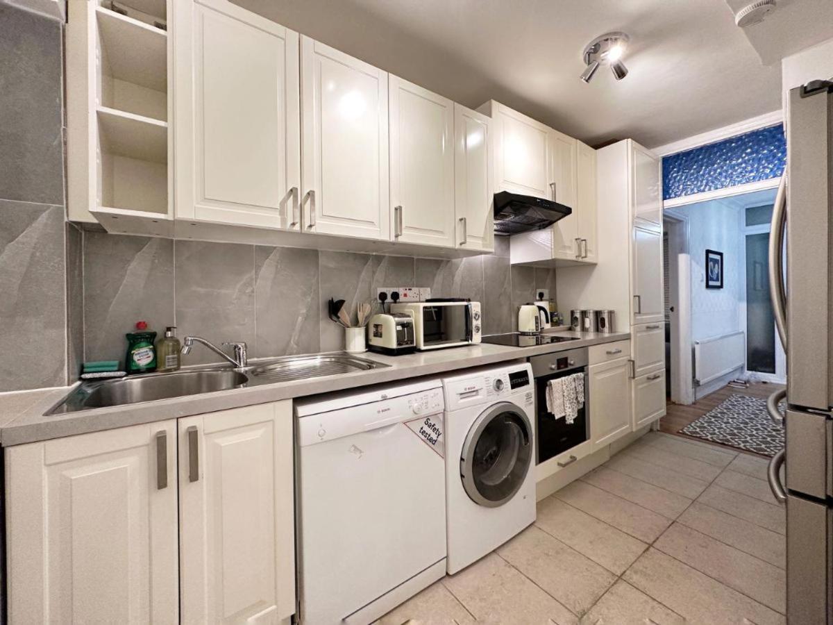 Charming 3-Bedroom Family Home Лондон Екстериор снимка