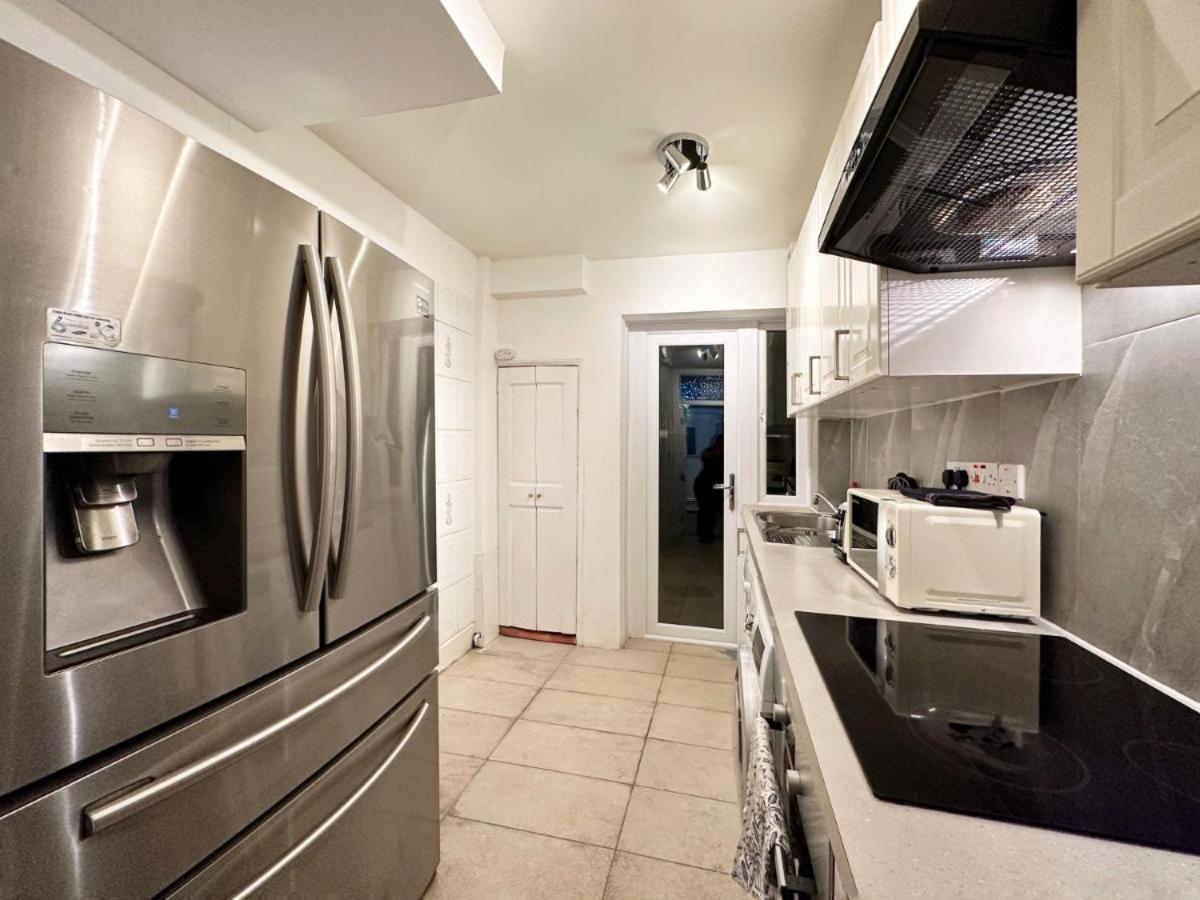 Charming 3-Bedroom Family Home Лондон Екстериор снимка